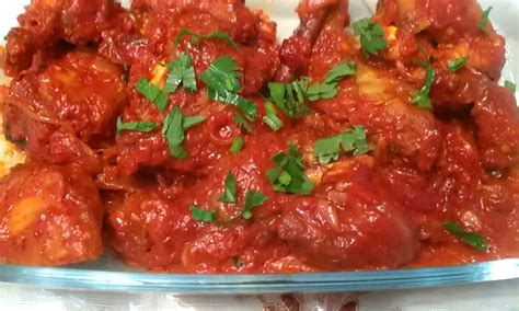 Es ist ein auflauf von hühnchenstücken in getrockneten chilischoten sambal.4 es ist in der regel ein hausgemachtes gericht, so dass es viele variationen des rezepts. amanicintaku: Ayam Masak Merah..
