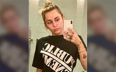 Miley Cyrus Has Wardrobe Malfunction Handles Her Nip Slip Like A Pro