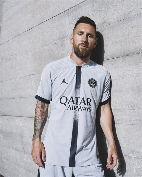 el psg presentó la nueva camiseta alternativa con lionel messi y mbappé a la cabeza y una