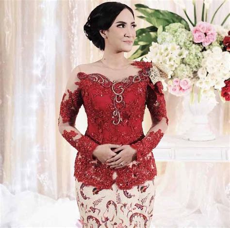 Nah, cape yang biasanya dijadikan outer atau baju luaran dan penghangat tubuh saat musim dingin ini kini beralih fungsi menjadi fashion item yang sangat trendi. Inspirasi 15 Model Baju Duyung Remaja