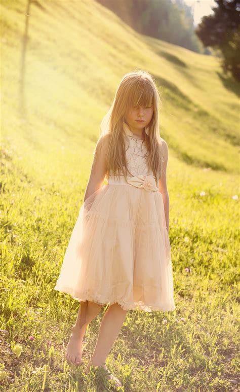 图片素材 性质 女孩 女人 草地 阳光 花 模型 弹簧 秋季 儿童 人类 时尚 服装 黄色 灯光 新娘 连衣裙 美容 金发 出来 袍 拍照片