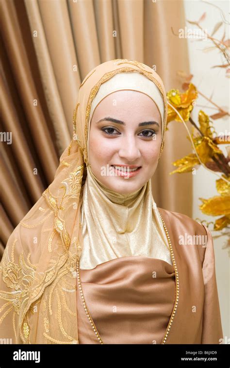 Front Muslims Hijab Hi Res Stock Photography And Images Alamy