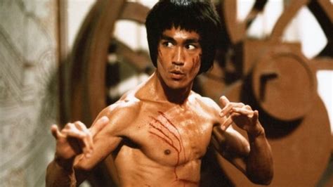 A történet középpontjában bruce lee áll, akit a harcművészetek szakértőjeként felkérnek arra, hogy épüljön be egy kábítószerkereskedő hálózatba. Enter The Dragon is being remade - but can anyone replace Bruce Lee? | JOE.co.uk