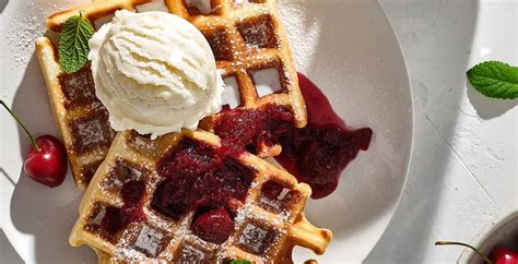 Waffeln mit heißen Kirschen