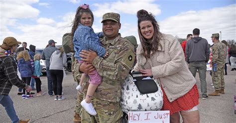 Le Mars Based National Guard Soldiers Welcomed Home With Signs Hugs Tears
