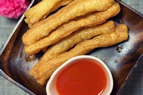 Tarik adonan cakwe hingga sedikit melar, kemudian goreng di dalam minyak panas hingga matang. 3 Cara Membuat Cakwe Renyah, Lezat Dimasak dengan Udang ...