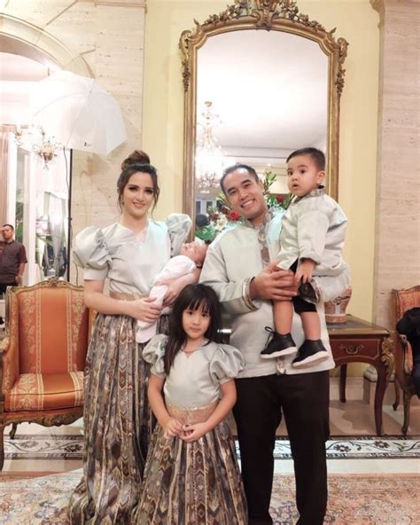 Arsip photo private si nia ramadhani gold digger, kalo lagi ditelevisi dibuat alim sealim mungkin. Jessica Iskandar Pamer Geng Barunya, Gorgeous Mom, 5 Mama Muda Jelita Ini Lho Anggotanya!