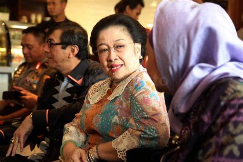Dewan guru besar unhan disebut telah menilai seluruh karya ilmiah megawati sebagai syarat pengukuhan menjadi profesor kehormatan ilmu pertahanan bidang kepemimpinan strategik pada fakultas. Megawati Terima Gelar Profesor Kehormatan dari Unhan Siang Ini