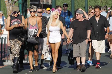 Courtney Stodden And Doug Hutchison Put On A Romantic Display At Disneyland Daily Mail Online
