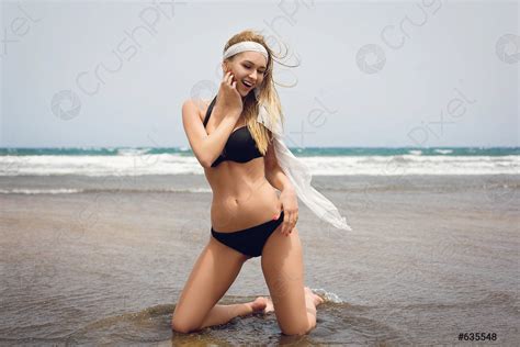 Schöne Mädchen Im Bikini Foto Vorrätig Crushpixel