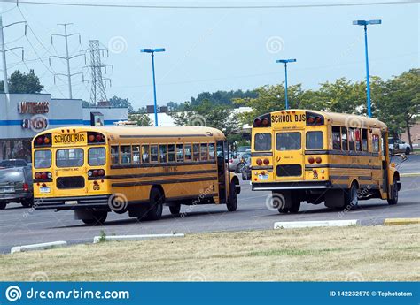 Autobuses Escolares En Estacionamiento Imagen Editorial Imagen De