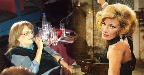 Πώς ράψαμε 4 φορέματα εμπνευσμένα από τον ελληνικό κινηματογράφο. Η Μαίρη Χρονοπούλου στα 84 της τραγουδά «του αγοριού ...