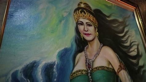 Mungkin anda pernah melihat lukisan sosok nyi roro kidul. Gambar Kanjeng Ibu Ratu Pantai Selatan