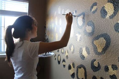 Bedroom wall stencil designs to sleep in style. ideas to decorate walls DIY with paint