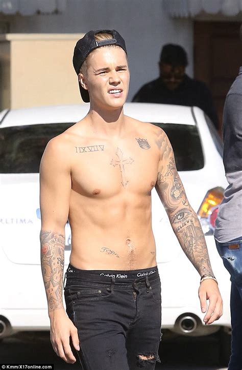 Justin Bieber Skateboarding Showing Off Shirtless Pop Daily