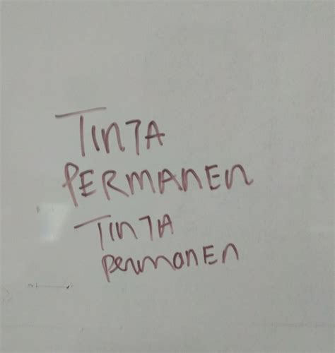 Papan tulis digital atau papan tulis interaktif atau papan tulis elektronik merupakan perangkat yang serupa dengan selain itu kamu juga dapat menampilkan file dan memberikan anotasi di atasnya. Image Orang Membersihkan Papan Tulis : Tak perlu khawatir ...