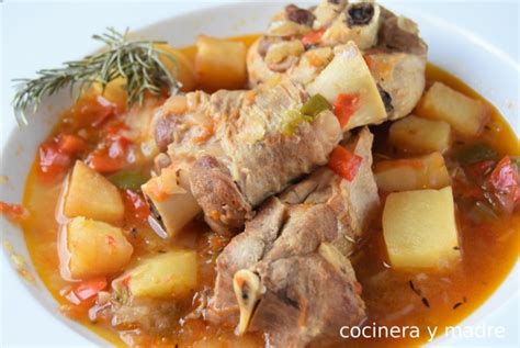 Pica el pimiento verde, agrégalo y sazona. Caldereta de cordero - Cocinera y Madre