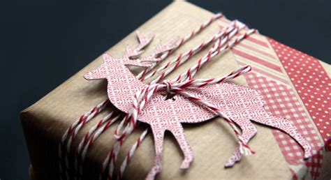 Un Paquet Cadeau En Papier Kraft Cadeaux Rouges Paquet Cadeau Cadeau De Noel Original