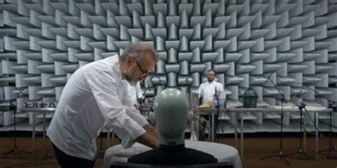 Massimo en uno de los ambientes de casa maria luigia crédito: Massimo Bottura reinventa la lasagna e la serve a un robot ...