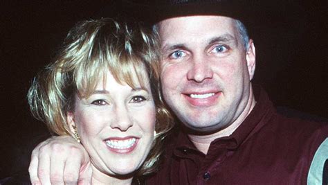 The Truth About Garth Brooks Divorce From His First Wife Sandy Mahl