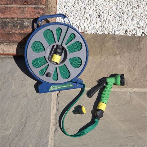 Plastic hose reels come in fashionable colors such as the dark grey giraffe tools hose reel or the white/light grey hoselink garden hose reel. 15M LAY FLAT GARDEN HOSE PIPE REEL SET SPRAY GUN OUTDOOR WATERING NON KINK 5013478564467 | eBay