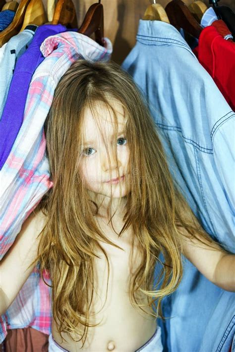 Śliczna Mała Dziewczynka Chuje Inside Garderobę Od Ona Rodzice Zdjęcie Stock Obraz Złożonej Z