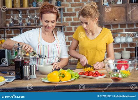 Madre E Hija Que Cocinan Junto Imagen De Archivo Imagen De Padre
