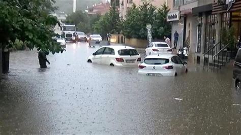 Şiddetli Yağış İstanbulu Esir Aldı Yollar Göle Döndü Araçlar Mahsur