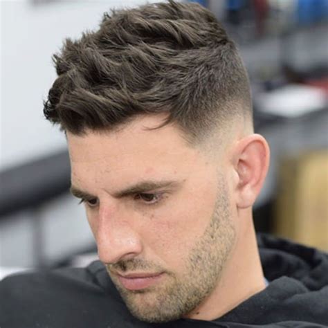 Este corte texturizado es una de las mejores tendencias para el cabello masculino en 2021 y también uno de los mejores cortes de pelo high fade. 92 Cool Mid Fade Haircuts To Rock This Summer