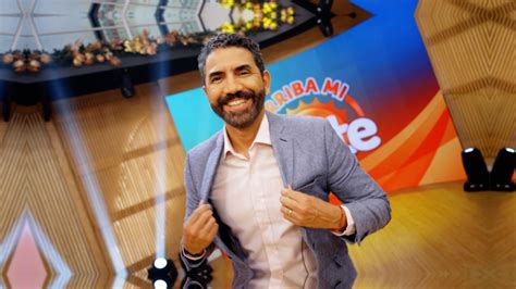 Fernando DÍaz Llega A Latina TelevisiÓn Como El Nuevo Conductor De Arriba Mi Gente La Chola