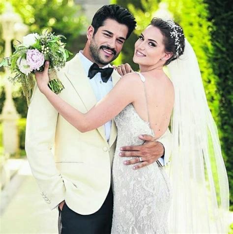 Fahriye evcen ise gecede raşit bağzıbağlı imzalı bir gelinlik tercih etti. Fahriye Evcen ve Neslihan Atagül'ün gelinlik benzerliği