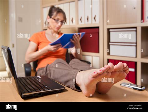 Frau Liest Heimbüro Mit Nackten Füßen Auf Schreibtisch Stockfotografie Alamy