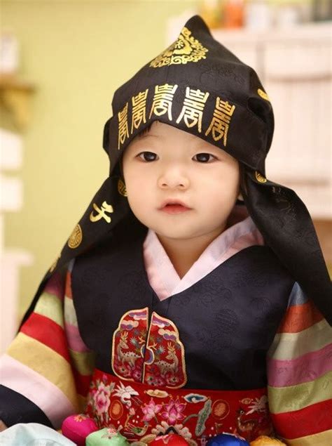 Add korean toddler clothes to your baby's wardrobe now!. Pin de María en Living in harmony | Traje nacional, Niños ...