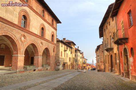 In apm si coltiva il talento degli artisti di domani, si migliora il livello dei musicisti di oggi, si formano professionisti delle tecnologie audio, video e. Una via del centro storico di Saluzzo in Piemonte ...