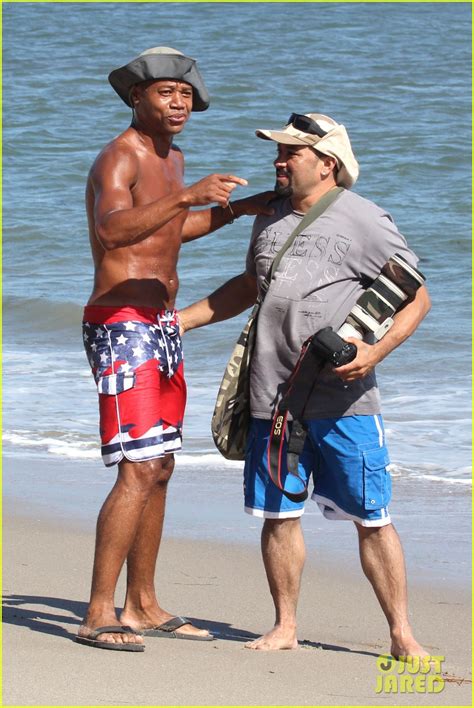 Photo Cuba Gooding Jr Flashes His Butt Looks Ripped Beach Photo Just Jared