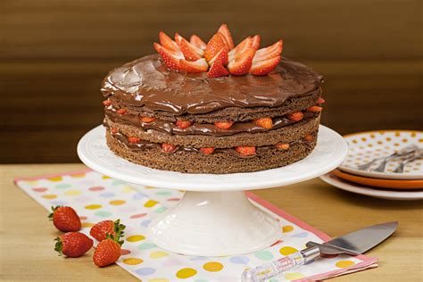 Bolo de Festa de Chocolate com Morango sem Lactose Receitas Nestlé