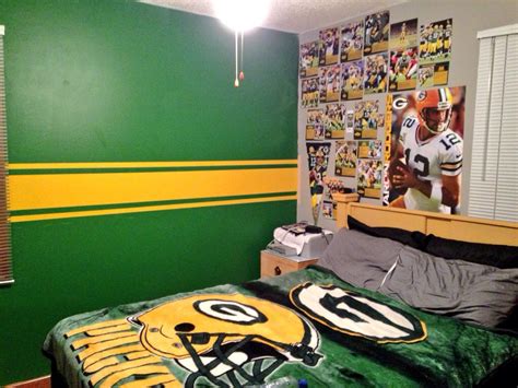 Adding green to the bedroom is easy if you already have a muted color scheme going in the room. Pin by Elizabeth Vannozzi on Ollie | Green bay packers ...