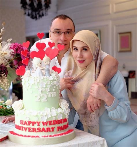 Karirnya di dunia hiburan melejit semenjak ia membintangi sinetron bidadari sebagai ibu peri, juga beberapa sinetron. 7 Potret Romantis Marini Zumarnis dan Suami, Selalu ...