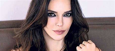 Hande ataizi cem davran hakan gerçek göksel kortay mehmet ulay taylan erler ebru karanfilci. HANDE ATAİZİ'DEN CEM DAVRAN'A ÇOK SERT SÖZLER! - AYAKLIGAZETE