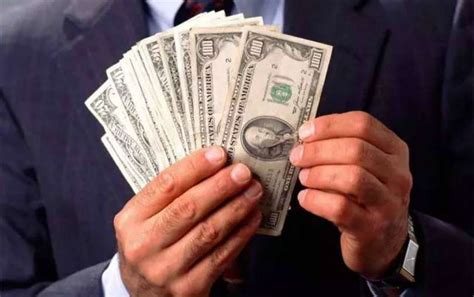 It is contrasted with piece wages, where each job, hour or other unit is paid separately, rather than on a periodic basis. Salário mínimo nos EUA: saiba quanto é e como funciona