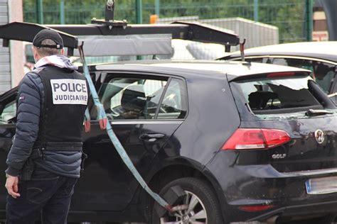 Une image sur laquelle on voit un crs armé d'une matraque contactée par le huffington post, la préfecture de police de paris affirme qu'il s'agit bien d'un crs. Toulouse. Deux blessés, dont un grave, dans une fusillade ...