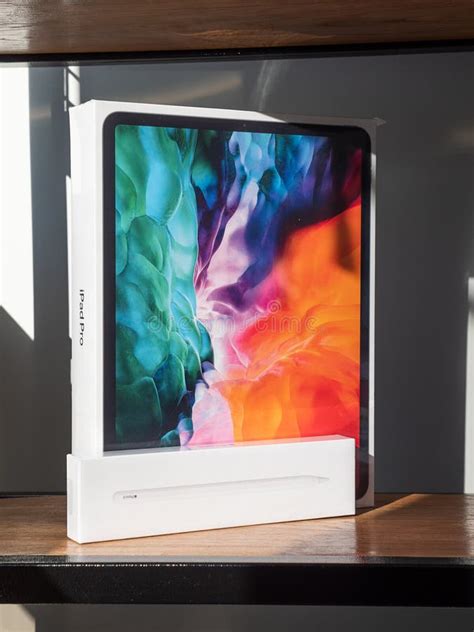 Nuevo Ipad Pro 129 Pulgadas De La Parte Trasera De La Manzana En Blanco