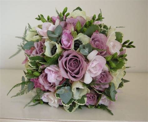 2.1 welche hochzeitsblumen gibt es zu. lila und rosa Blumen mit einem grünen Akzent Brautstrauß ...