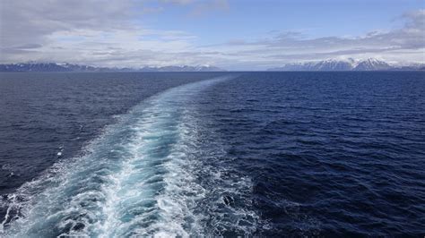 Kong harald ist ein schiff der reederei hurtigruten, welches ihnen die skandinavischen küsten näherbringt und einblicke in atemberaubende landschaften gewährt. Kong Harald in der Barentssee Foto & Bild | europe ...