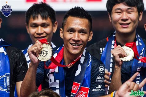 3 สโมสร ฟุตซอลไทยลีก แบงค็อก บีทีเอส เอฟซี, ห้องเย็นท่าข้าม และ นนทบุรีฯ เดินทางฉีดวีคซีน ณ อินดอร์ สเตเดี้ยม หัวหมาก คนแรกของไทยลีก! "จักรพันธ์ แก้วพรม" เตรียมสร้างประวัติ ...