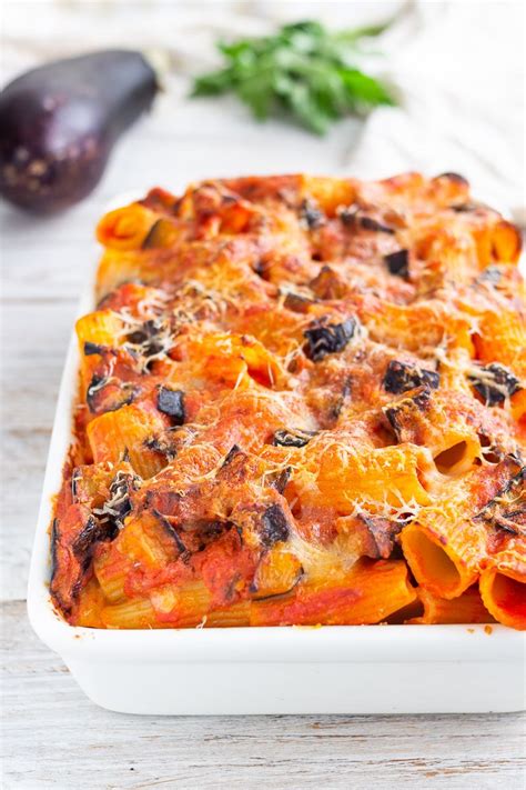 Un piatto facile da preparare, perfetto e prendete una pirofila da forno e trasferiteci la pasta. Pasta al forno con melanzane e mozzarella | Ricetta ...