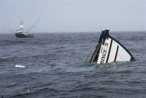 Boat Sinks Off Oregon Coast Cats Swim To Safety The Spokesman Review