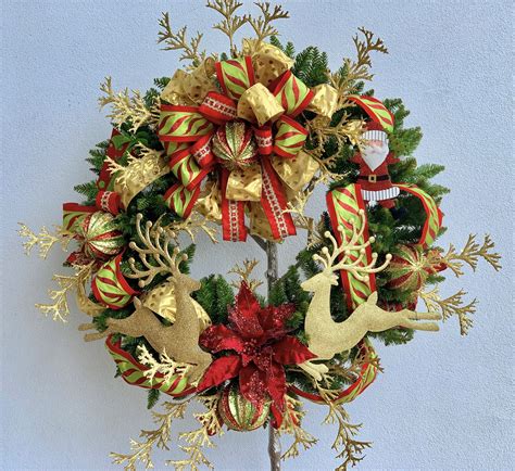Also see lights on inside. Christmas wreath red, gold and green. | Christmas wreaths ...