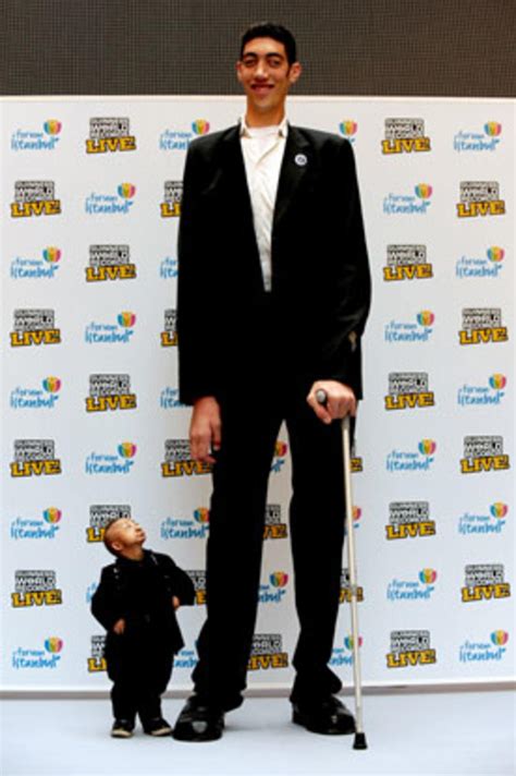 World S Tallest Man Sultan Kosen Stops Growing CBS News