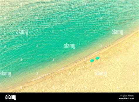 Vista Aérea De La Exótica Playa Con Sombrillas En Tropical Paradisíaca